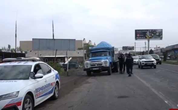 Патрули проверяют все въезжающие в Ереван грузовики (видео)